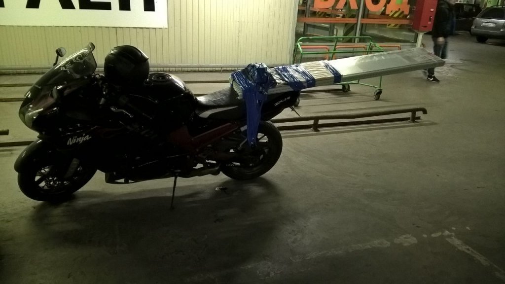 Мотоцикл Kawasaki ZX14R спорит по вместимости с газелью